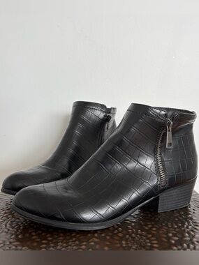 Unionbay Tabby Black Croc-Embossed PU Ankle Bootie Zip Pointed Toe Women's 8